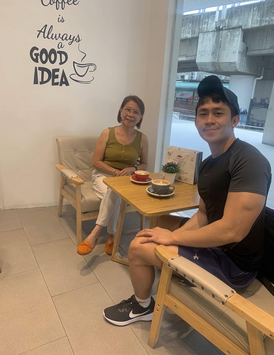 Si Ma'am Prescy, 67, kasama si Coach Niño sa isang café